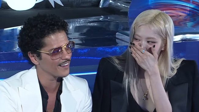 APT. sendiri terinspirasi lagu permainan populer di kalangan anak muda di Korea Selatan. Lagu itu sering dimainkan selagi mereka minum alkohol.  Foto: Internet