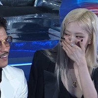 APT. sendiri terinspirasi lagu permainan populer di kalangan anak muda di Korea Selatan. Lagu itu sering dimainkan selagi mereka minum alkohol.  Foto: Internet