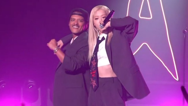 Begini gaya mereka ketika membawakan APT. secara live untuk pertama kalinya. Penampilan itu mendapat sambutan meriah dari sesama idol yang hadir di MAMA meski sayangnya tidak ditampilkan secara langsung melainkan sudah direkam sebelum acara. Foto: Internet