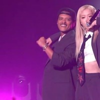 Begini gaya mereka ketika membawakan APT. secara live untuk pertama kalinya. Penampilan itu mendapat sambutan meriah dari sesama idol yang hadir di MAMA meski sayangnya tidak ditampilkan secara langsung melainkan sudah direkam sebelum acara. Foto: Internet