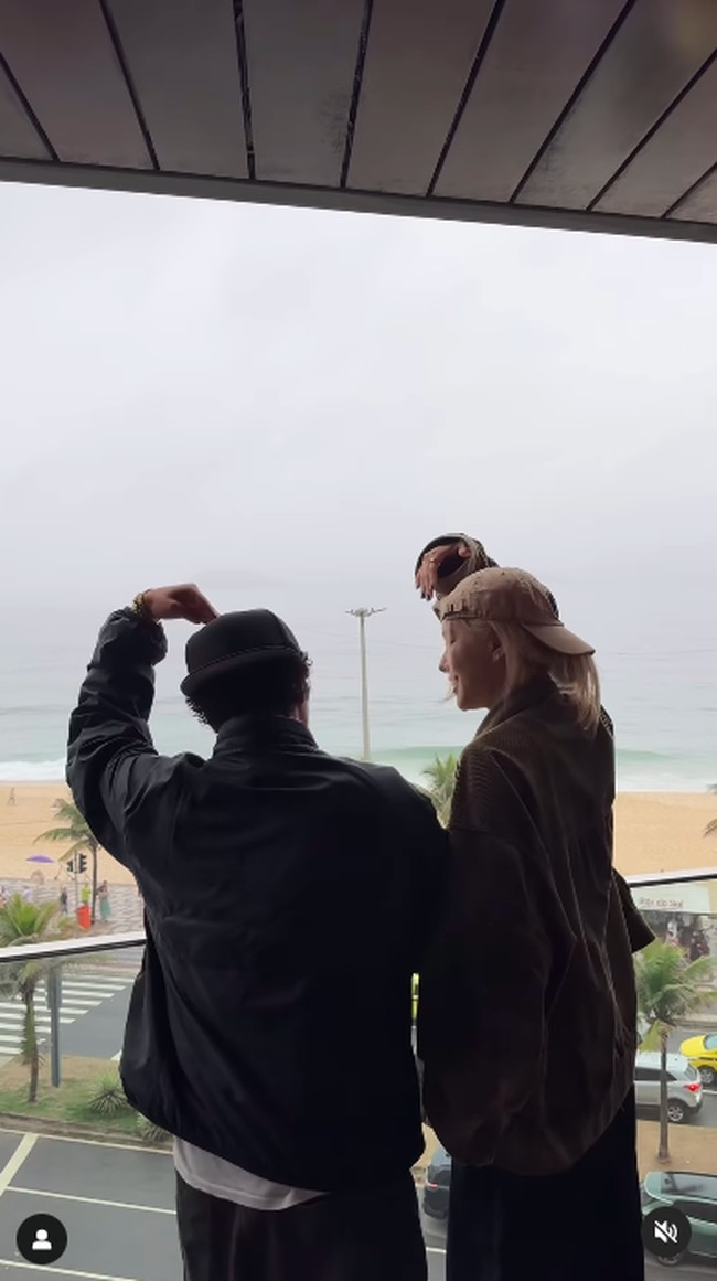 Saking populer dan membuat terngiang-ngiang, APT. bukan hanya masuk peringkat atas tangga lagu tapi juga daftar terlarang di Korea. Hal itu dikarenakan lagu tersebut dianggap bisa membuat para siswa yang sedang belajar untuk ujian kehilangan fokusnya. Foto: Instagram