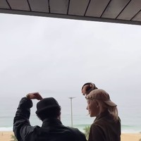 Saking populer dan membuat terngiang-ngiang, APT. bukan hanya masuk peringkat atas tangga lagu tapi juga daftar terlarang di Korea. Hal itu dikarenakan lagu tersebut dianggap bisa membuat para siswa yang sedang belajar untuk ujian kehilangan fokusnya. Foto: Instagram