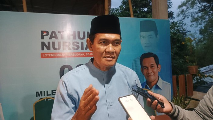 Calon wakil bupati Lombok Tengah nomor urut 2, Muhamad Nursiah, seusai nongkrong dengan pemuda di Batukliang. (Edi Suryansyah/detikBali)