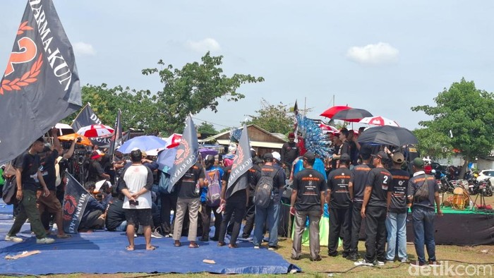 Dharma Pongrekun-Kun Wardana Abyoto menggelar kampanye akbar di Lapangan Bola Tabaci, Kalideres. Begini suasananya. (Belia/detikcom).