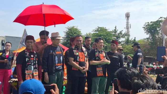 Dharma Pongrekun-Kun Wardana memperkenalkan program ekonomi Getuk Tular Adab saat kampanye akbar di Lapangan Tabaci, Kalideres, Jakarta Barat (Belia/detikcom).