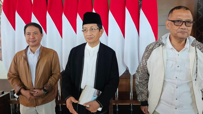 Direktur Jenderal Penyelenggaraan Haji dan Umrah Hilman Latief (paling kiri), Menteri Agama Nasaruddin Umar (tengah) dan Kepala Badan Penyelenggara Haji (BP Haji) Mochamad Irfan Yusuf (paling kanan).