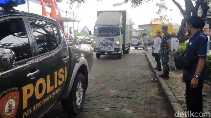 Distribusi logistik Pilkada Serentak 2024 di Sampang.