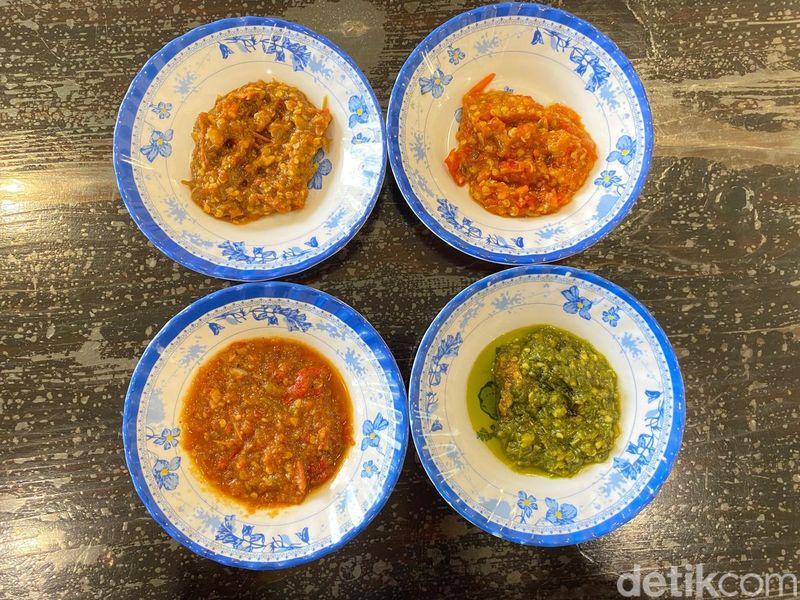 empat jenis sambal ditawarkan pecel lele oma, dan free refill sepuasnya.