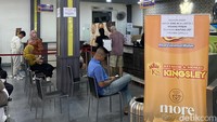Bagi yang mau makan di sini, harus sabar antre karena tempat makan batagor ini tak pernah sepi pengunjung. Foto: detikFood