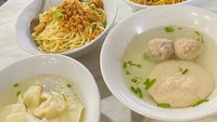 Selain batagor dan siomay, menu mie yamin dan bakso ala Batagor Kingsley juga laris manis di sini. Foto: Instagram @serasasesama