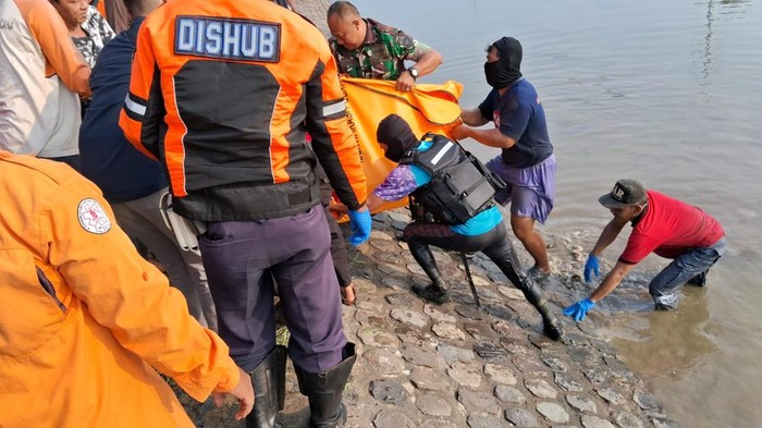 Evakuasi jasad mahasiswa pelayaran yang hanyut di Sungai Kaligarang, Sabtu (23/11/2024).  Jasad korban ditemukan di BKB Semarang.