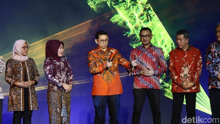 Menteri Kebudayaan Fadli Zon (memegang keris) saat membuka Pekan Warisan Budaya Takbenda (WBTb) atau Intangible Cultural Heritage (ICH) Festival 2024 di Beteng Vredeburg, Jogja, Sabtu (23/11/2024)
