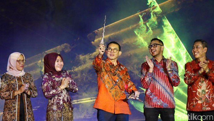 Menteri Kebudayaan Fadli Zon (memegang keris) saat membuka Pekan Warisan Budaya Takbenda (WBTb) atau Intangible Cultural Heritage (ICH) Festival 2024 di Beteng Vredeburg, Jogja, Sabtu (23/11/2024)