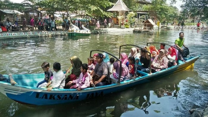Wisata air Gronjong Wariti di Kediri.