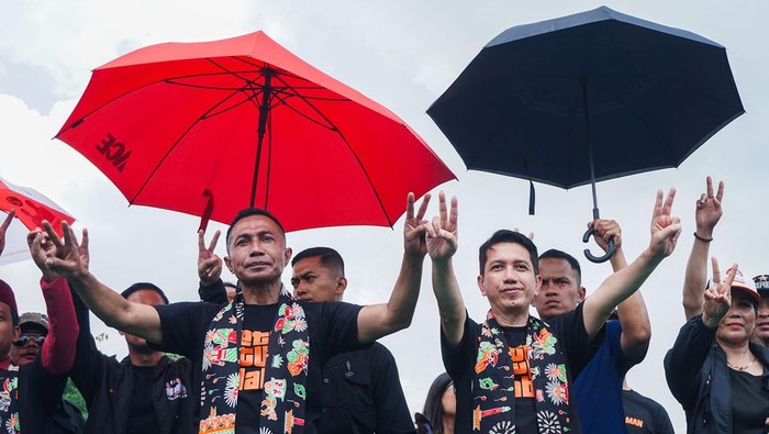 Hujan-hujanan, Dharma-Kun Kampanye Akbar di Lapangan Tabaci Pasangan calon gubernur-calon wakil gubernur DKI Jakarta nomor urut 2, Dharma Pongrekun (ketujuh kiri) dan Kun Wardana (ketujuh kanan) menyapa pendukung saat kampanye akbar di Lapangan Tabaci, Kalideres, Jakarta, Sabtu (23/11/2024). Dalam kampanye terakhir sebelum memasuki masa tenang tersebut Dharma Pongrekun dan Kun Wardana memaparkan program sistem ekonomi adil, mengedepankan adab, dan mendorong masyarakat Jakarta menjadi lebih mandiri. ANTARA FOTO/Aditya Nugroho/app