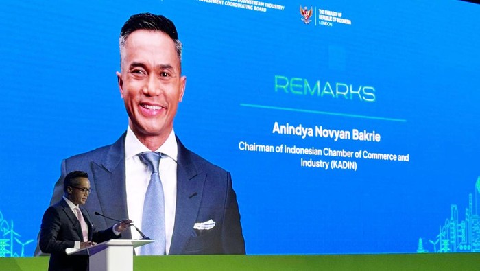 Ketua Umum Kamar Dagang dan Industri (Kadin) Indonesia Anindya Bakrie (kiri), Menteri Investasi dan Hilirisasi/Kepala BKPM Rosan P. Roeslani (kedua kiri), dan Duta Besar Indonesia untuk Inggris Raya, Desra Percaya (kanan), berfoto bersama Executive Chairman Tony Blair Institute for Global Change Sir Tony Blair, usai berbicara dalam Forum Investasi Indonesia 2024 (Indonesia Investment Forum/IIF), di Hotel Raffles, London, Inggris, Jumat (22/11/2024) waktu setempat