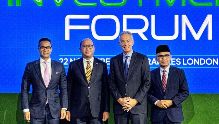 Indonesia Mendorong Investasi Asing Yang Menciptakan Lapangan Kerja Ketua Umum Kamar Dagang dan Industri (Kadin) Indonesia Anindya Bakrie (kiri), Menteri Investasi dan Hilirisasi/Kepala BKPM Rosan P. Roeslani (kedua kiri), dan Duta Besar Indonesia untuk Inggris Raya, Desra Percaya (kanan), berfoto bersama Executive Chairman Tony Blair Institute for Global Change Sir Tony Blair, usai berbicara dalam Forum Investasi Indonesia 2024 (Indonesia Investment Forum/IIF), di Hotel Raffles, London, Inggris, Jumat (22/11/2024) waktu setempat