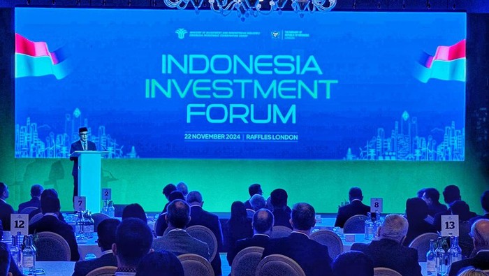 Ketua Umum Kamar Dagang dan Industri (Kadin) Indonesia Anindya Bakrie (kiri), Menteri Investasi dan Hilirisasi/Kepala BKPM Rosan P.  Roeslani (kedua kiri), dan Duta Besar Indonesia untuk Inggris Raya, Desra Percaya (kanan), berfoto bersama Executive Chairman Tony Blair Institute for Global Change Sir Tony Blair, usai berbicara dalam Forum Investasi Indonesia 2024 (Indonesia  Investment Forum/IIF), di Hotel Raffles, London, Inggris, Jumat  (22/11/2024) waktu setempat