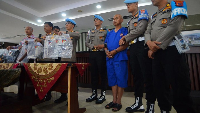 Polda Sumbar memperlihatkan Kabag Ops Polres Solok Selatan AKP Dadang Iskandar, tersangka yang menyebabkan Kasat Reskrim AKP Ryanto Ulil Anshar tewas, dalam konferensi pers hari ini. Selain itu polisi juga menunjukkan barang bukti dalam kasus tersebut.