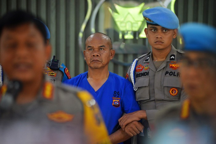 Polda Sumbar memperlihatkan Kabag Ops Polres Solok Selatan AKP Dadang Iskandar, tersangka yang menyebabkan Kasat Reskrim AKP Ryanto Ulil Anshar tewas, dalam konferensi pers hari ini. Selain itu polisi juga menunjukkan barang bukti dalam kasus tersebut.