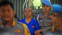 AKP Dadang juga mengenakan pakaian tahanan berwarna biru dengan kondisi kepala plontos. 