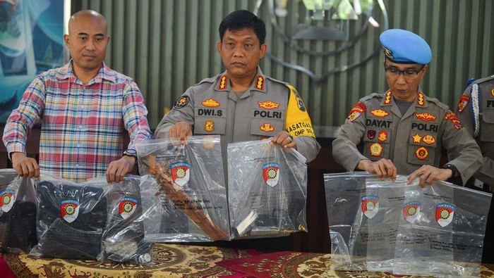 Polda Sumbar memperlihatkan Kabag Ops Polres Solok Selatan AKP Dadang Iskandar, tersangka yang menyebabkan Kasat Reskrim AKP Ryanto Ulil Anshar tewas, dalam konferensi pers hari ini. Selain itu polisi juga menunjukkan barang bukti dalam kasus tersebut.