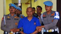 AKP Dadang menampilkan ekspresi datar saat dimunculkan ke publik dengan memakai baju tahanan. (Foto: ANTARA FOTO/Iggoy el Fitra)