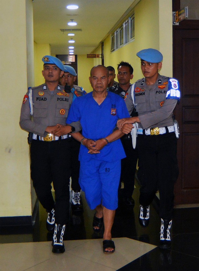 Polda Sumbar memperlihatkan Kabag Ops Polres Solok Selatan AKP Dadang Iskandar, tersangka yang menyebabkan Kasat Reskrim AKP Ryanto Ulil Anshar tewas, dalam konferensi pers hari ini. Selain itu polisi juga menunjukkan barang bukti dalam kasus tersebut.