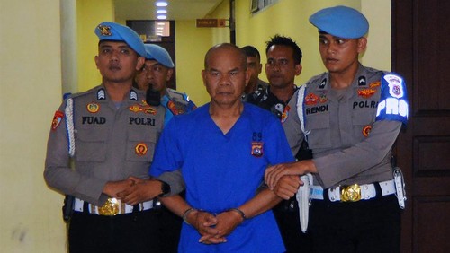 Polda Sumbar memperlihatkan Kabag Ops Polres Solok Selatan AKP Dadang Iskandar, tersangka yang menyebabkan Kasat Reskrim AKP Ryanto Ulil Anshar tewas, dalam konferensi pers hari ini. Selain itu polisi juga menunjukkan barang bukti dalam kasus tersebut.