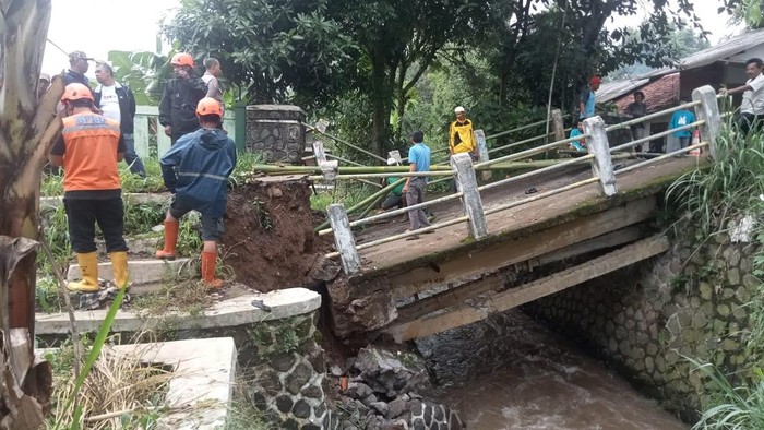 Jembatan Sungai Cibeureum Sukabumi Ambruk,