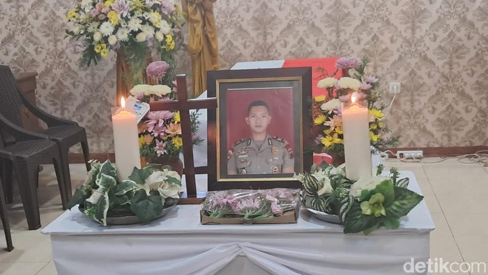Jenazah Kasat Reskrim Polres Solok Selatan AKP Ryanto Ulil Anshar di rumah duka, Kota Makassar, Sulsel. Nur Hidayat Said/detikSulsel