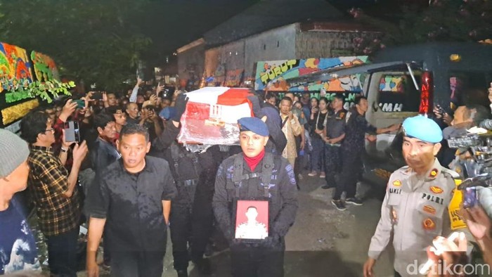 Jenazah Kasat Reskrim Polres Solok Selatan AKP Ryanto Ulil Anshar saat tiba di rumah duka, Kota Makassar.