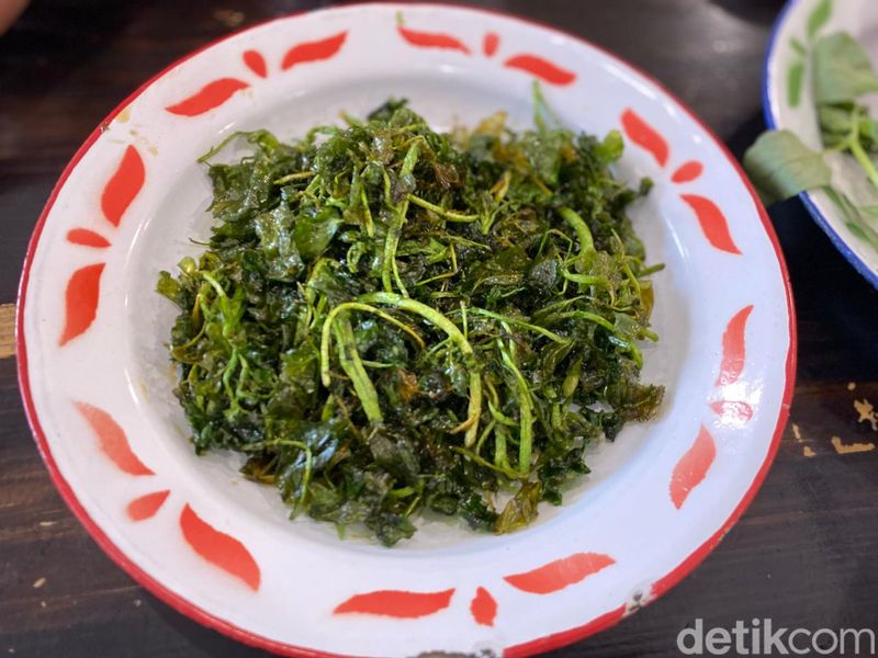 Jukut goreng hingga kangkung gorengnya juga tidak boleh dilewatkan di sini.
