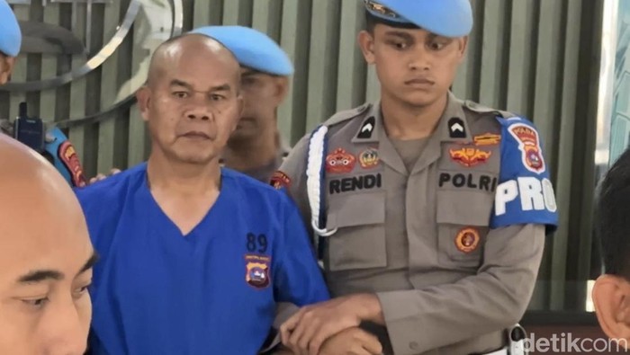 Kabag Ops Polres Solok Selatan, AKP Dadang Iskandar saat diboyong dari ruang tahanan. (Jeka Kampai/detikSumut)