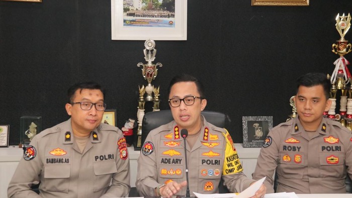 Kabid Humas Polda Metro Jaya, Kombes Ade Ary Syam Indradi (tengah) (dok istimewa).
