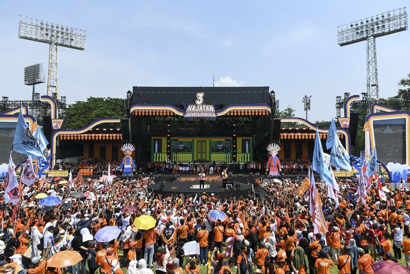Pendukung calon gubernur dan wakil gubernur DKI Jakarta nomor urut 3 Pramono Anung dan Rano Karno menghadiri kampanye akbar terakhir di Stadion Madya Gelora Bung Karno, Jakarta, Sabtu (23/11/2024). Kampanye akbar terakhir pasangan Pramono Anung dan Rano Karno yang mengusung tema Hajatan Jakarta Menyala itu diisi dengan penyampaian visi misi dan penampilan sejumlah musisi. ANTARA FOTO/Hafidz Mubarak A/foc.