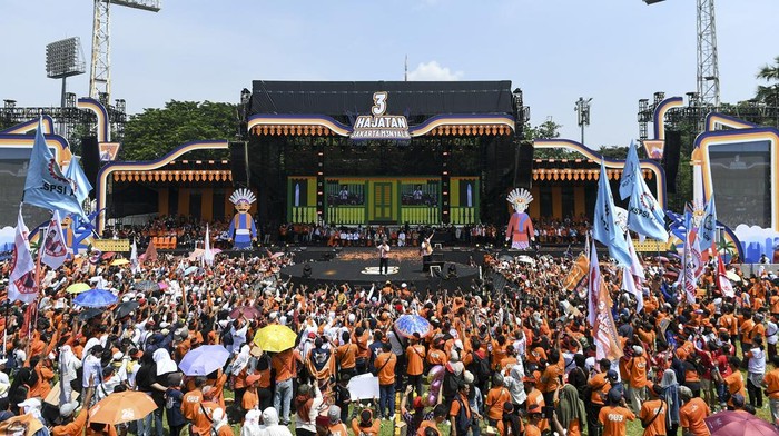 Pendukung calon gubernur dan wakil gubernur DKI Jakarta nomor urut 3 Pramono Anung dan Rano Karno menghadiri kampanye akbar terakhir di Stadion Madya Gelora Bung Karno, Jakarta, Sabtu (23/11/2024). Kampanye akbar terakhir pasangan Pramono Anung dan Rano Karno yang mengusung tema Hajatan Jakarta Menyala itu diisi dengan penyampaian visi misi dan penampilan sejumlah musisi. ANTARA FOTO/Hafidz Mubarak A/foc.