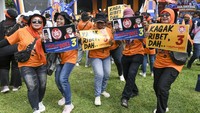 Para pendukung hadir dengan membawa poster-poster dukungan kepada Pramono-Rano. 