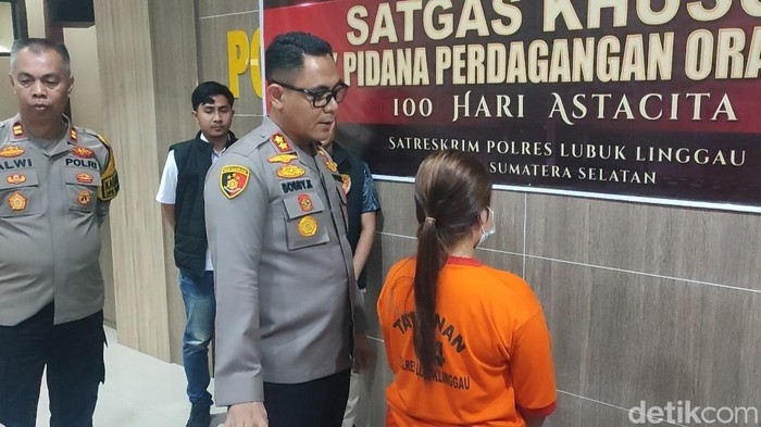 Kapolres Lubuklinggau saat bertanya kepada Indah yang jual pelajar SMP ke pria dewasa