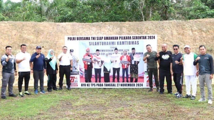 Kapolres Siak AKBP Asep Sujarwadi berfoto bersama usai laksanakan senam bareng. (Dok Polres Siak)