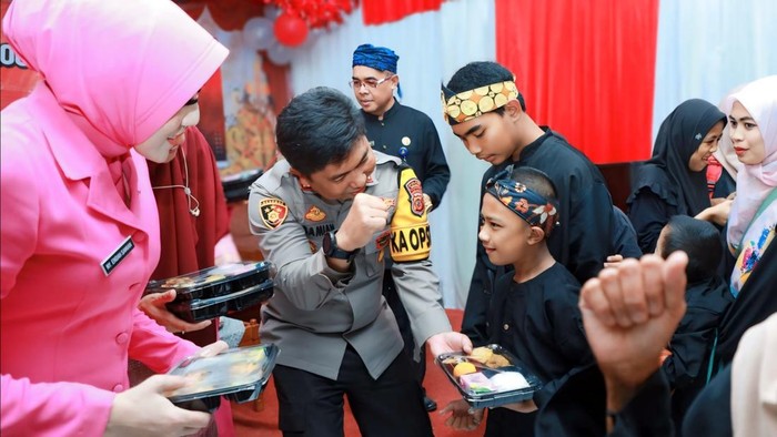Kapolres Sukabumi AKBP Samian bersama Ketua Bhayangkari Endah Samian sambangi SLBN Handayani di Cibadak