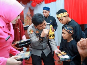 Keceriaan Siswa SLBN Sukabumi Saat Terima Makan Bergizi