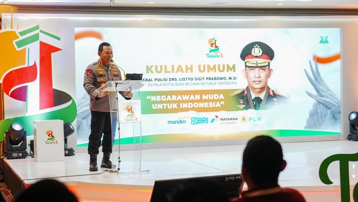 Kapolri Jenderal Listyo Sigit Prabowo memberikan materi dalam acara Seminar Kebangsaan Tanwir I Pemuda Muhammadiyah di Hotel Aryaduta Menteng, Jakarta Pusat (Jakpus).