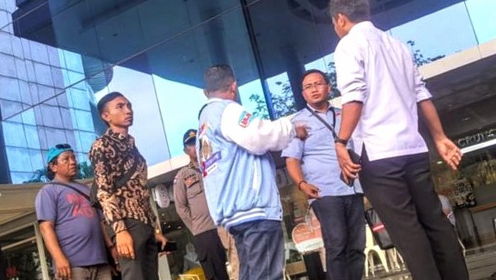 Karna-Khoirani walk out di debat ketiga Pilbup Situbondo.
