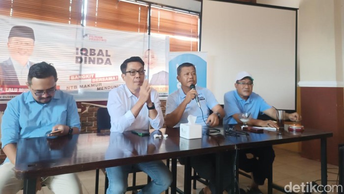Ketua Tim Pemenangan Relawan Iqbal-Dinda Anis Mujahid Akbar saat konferensi pers di Praya, Sabtu siang (23/11/2023).