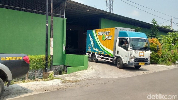 KPU Klaten mulai mendistribusikan logistik Pilkada dan mendapat pengawalan polisi, Sabtu (23/11/2024).