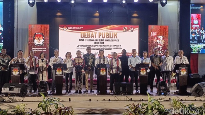 Lima pasangan calon bupati-wakil bupati Kupang beradu gagasan pada debat publik kedua Pilbup Kupang, Jumat (22/11/2024) malam.