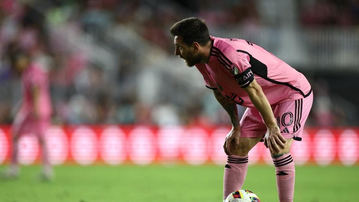 Nov 9, 2024; Fort Lauderdale, Florida, USA; Inter Miami FC forward Lionel Messi (10) plays the ball in the first half against the Atlanta United FC in a 2024 MLS Cup Playoffs Round One match at Chase Stadium. Mandatory Credit: Nathan Ray Seebeck-Imagn Images
