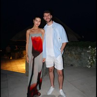 Dalam postingan lain, model yang berteman dekat dengan Gigi Hadid tersebut menunjukkan gaya makan malamnya dengan marten Paes. Luna mengenakan long dress bermotif bunga dengan clutch dan aksesori emas yang elegan.Foto: TikTok Luna Bilj