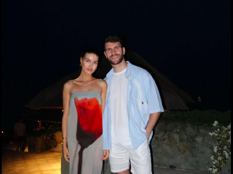8 Gaya Stylish Model Luna Bilj Pacar Marteen Paes Saat Liburan  di Bali